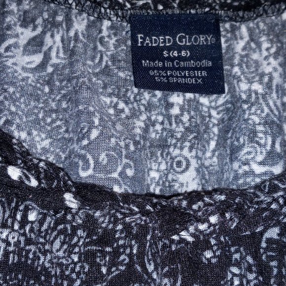 Black & White Flower Design T-Shirt. - Picture 5 of 5